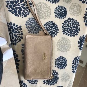 Double coach wristlet